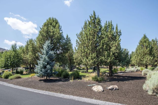 285 Vista Rim Drive, Redmond, OR 97756