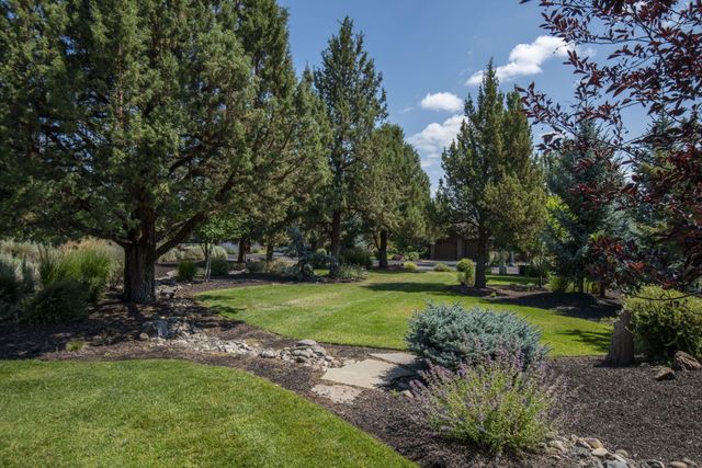 285 Vista Rim Drive, Redmond, OR 97756