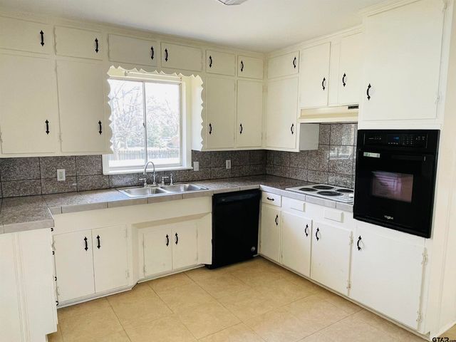 3210 S Donnybrook Avenue, Tyler, TX 75701