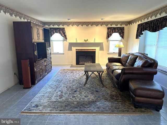 2801 DENBEIGH DR, Hatfield, PA 19440