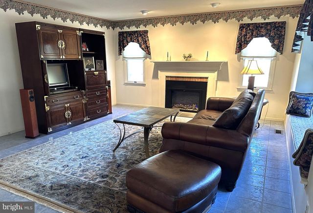 2801 DENBEIGH DR, Hatfield, PA 19440