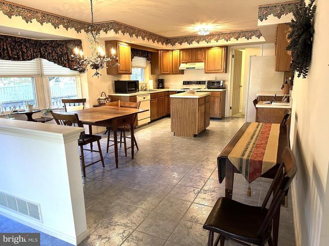 2801 DENBEIGH DR, Hatfield, PA 19440