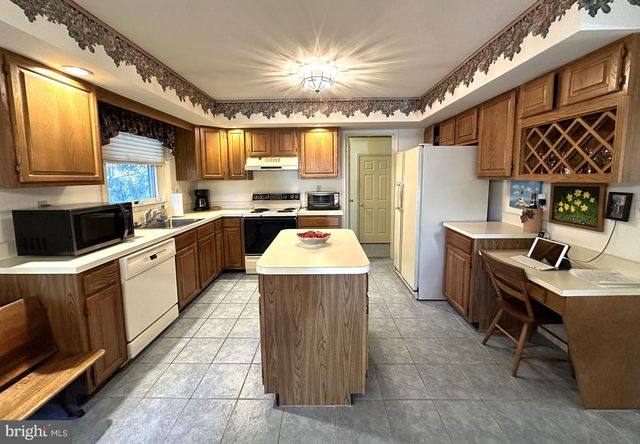 2801 DENBEIGH DR, Hatfield, PA 19440