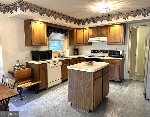 2801 DENBEIGH DR, Hatfield, PA 19440