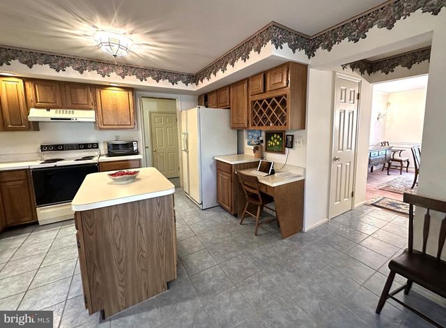 2801 DENBEIGH DR, Hatfield, PA 19440