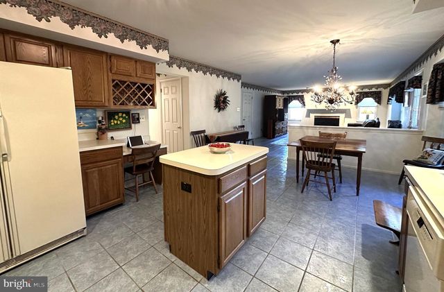 2801 DENBEIGH DR, Hatfield, PA 19440