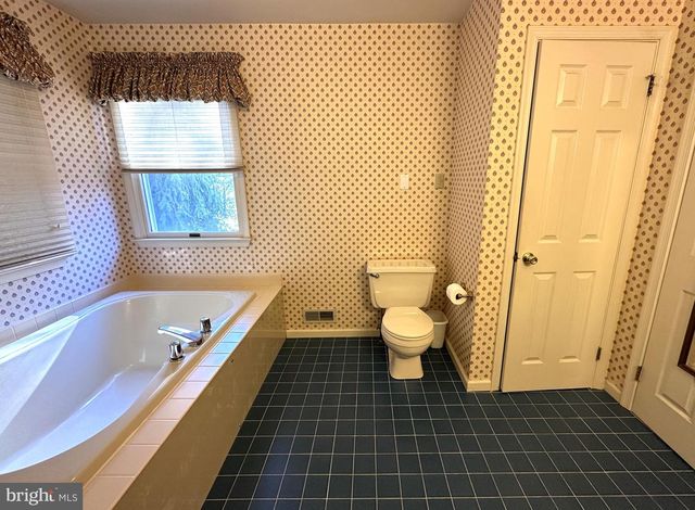 2801 DENBEIGH DR, Hatfield, PA 19440