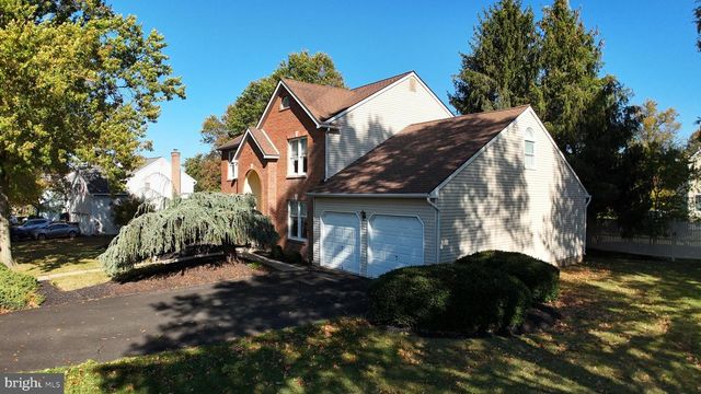 2801 DENBEIGH DR, Hatfield, PA 19440