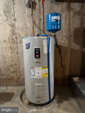 2801 DENBEIGH DR, Hatfield, PA 19440