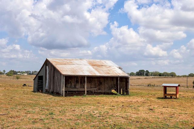 6446 Mensik Road, Schulenburg, TX 78956