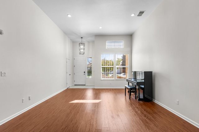 307 Noble Dr, Merced, CA 95348