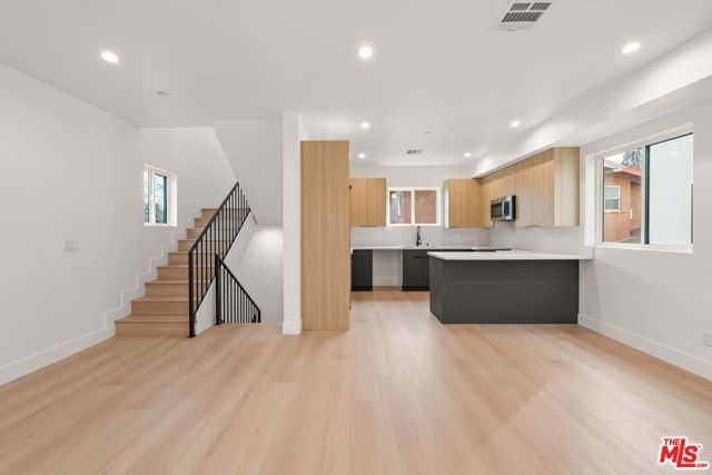 913 N Hobart Boulevard 2, Los Angeles, CA 90029