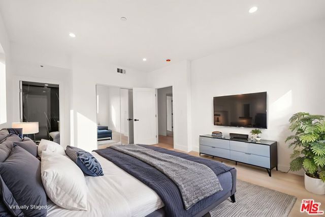 913 N Hobart Boulevard 2, Los Angeles, CA 90029