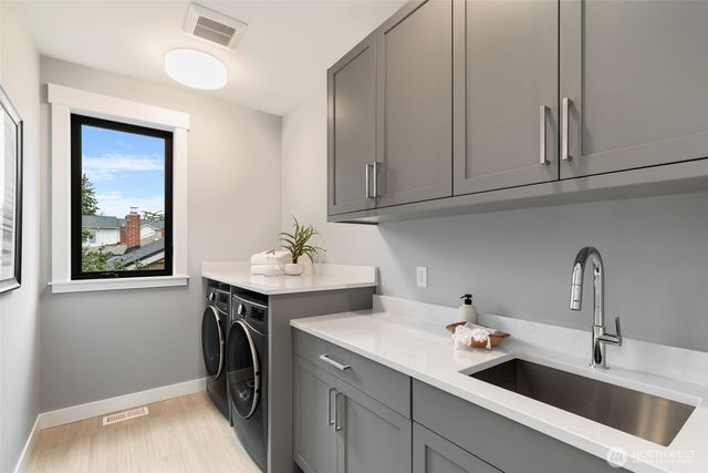 6223 43rd Avenue NE, Seattle, WA 98115