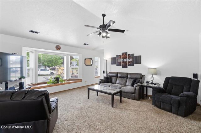 1073 W Kyler AVE, Hayden, ID 83835