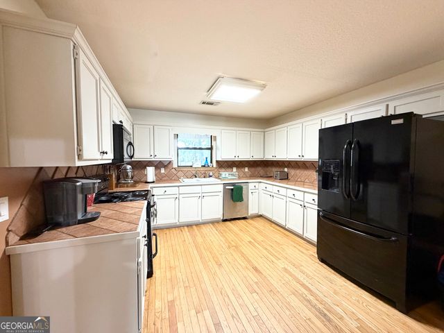 2124 Horseshoe Cove Road, Waverly, GA 31565