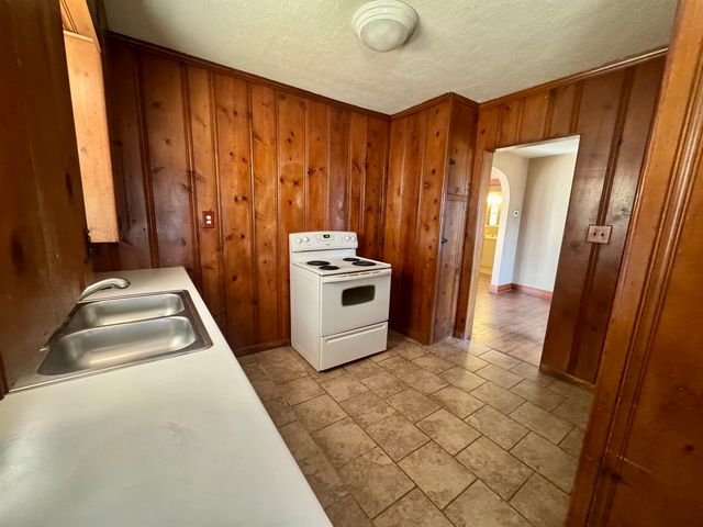 826 S Madison Ave, Wichita, KS 67211