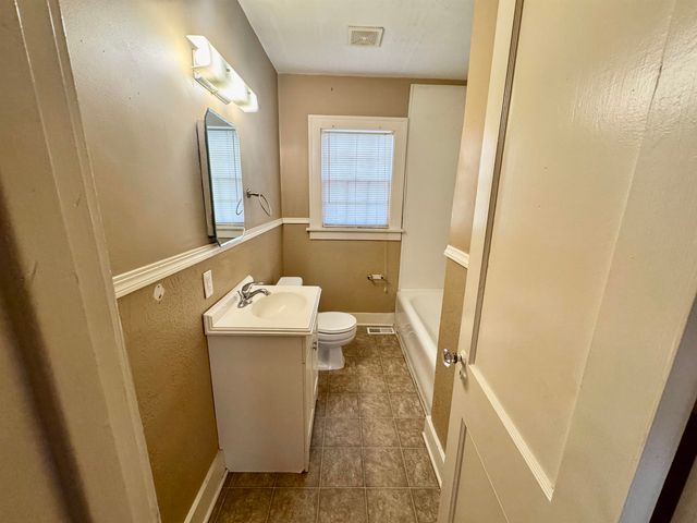 826 S Madison Ave, Wichita, KS 67211