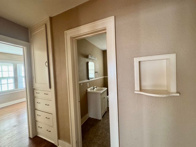 826 S Madison Ave, Wichita, KS 67211