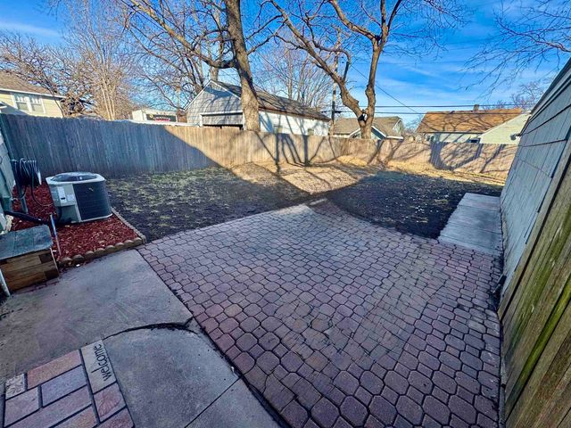 826 S Madison Ave, Wichita, KS 67211