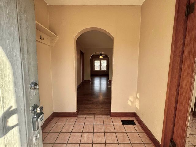 826 S Madison Ave, Wichita, KS 67211