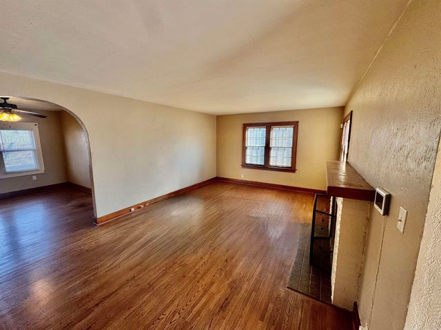 826 S Madison Ave, Wichita, KS 67211