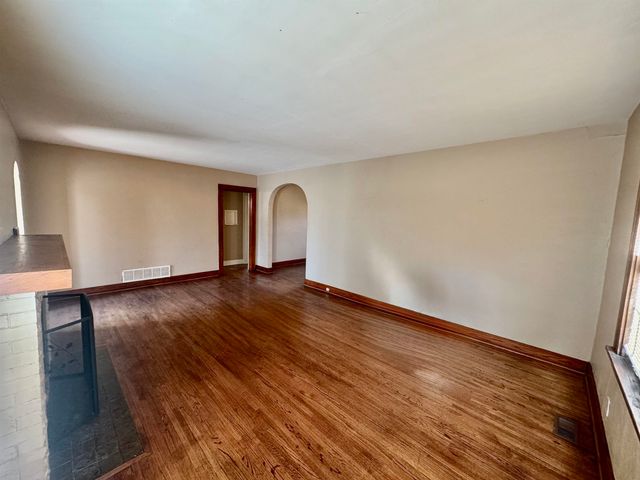 826 S Madison Ave, Wichita, KS 67211