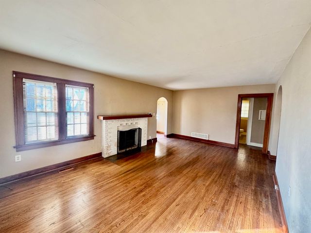 826 S Madison Ave, Wichita, KS 67211