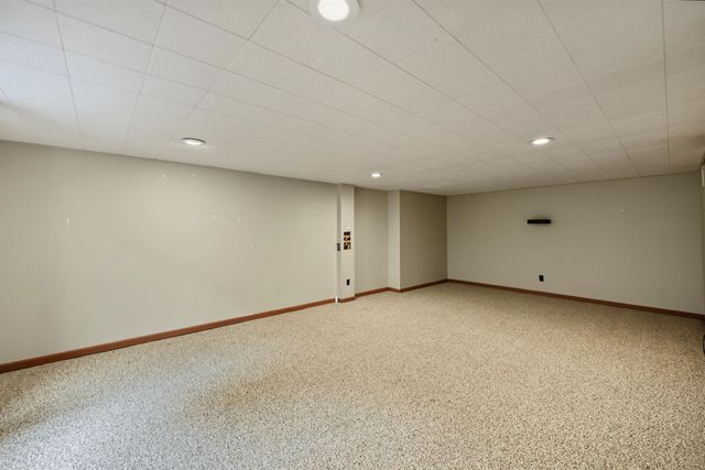 2058 Lewis St, Salina, KS 67401