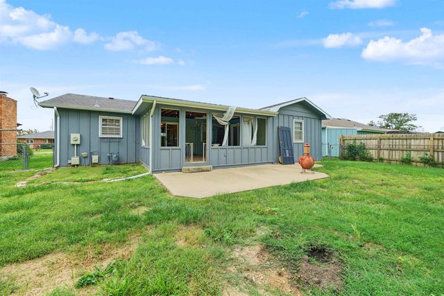 2058 Lewis St, Salina, KS 67401