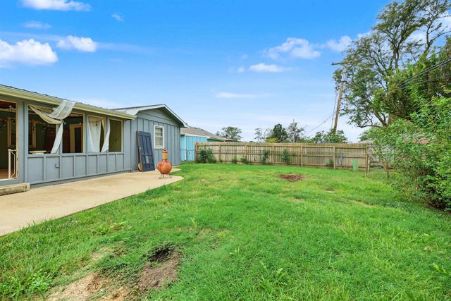 2058 Lewis St, Salina, KS 67401