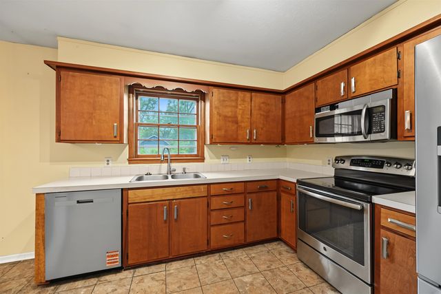 2058 Lewis St, Salina, KS 67401