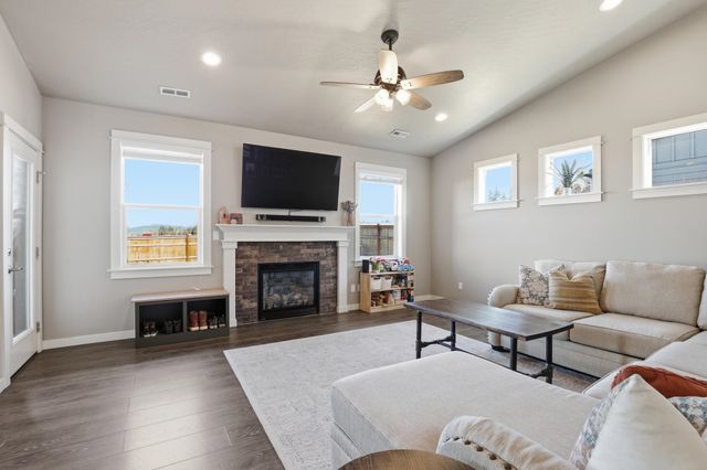 15 E E 12th St, Deer Park, WA 99006