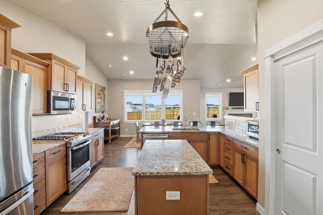 15 E E 12th St, Deer Park, WA 99006