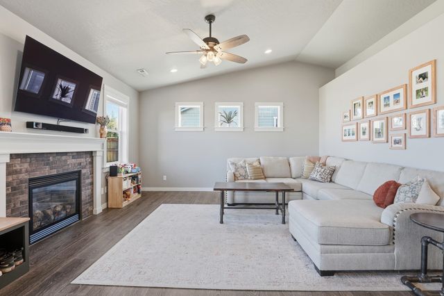 15 E E 12th St, Deer Park, WA 99006