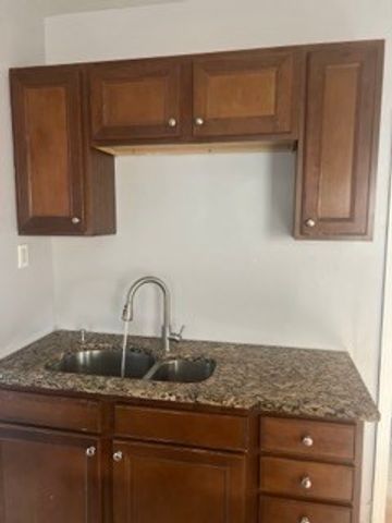 42 Hall St, Springfield, MA 01108