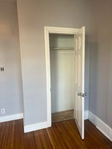42 Hall St, Springfield, MA 01108