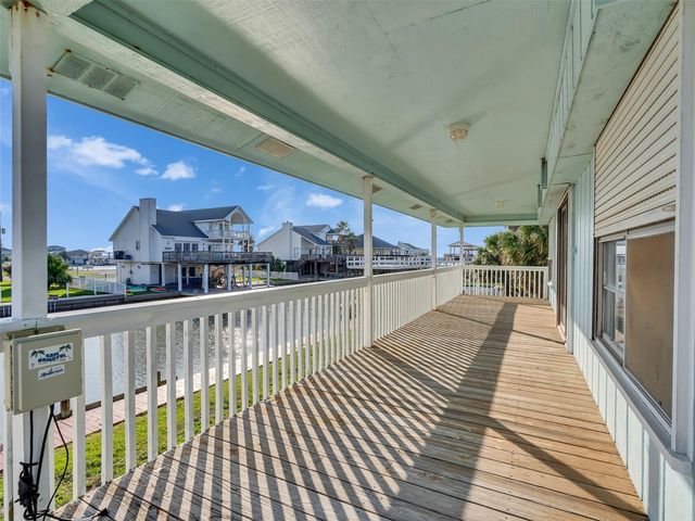 3813 Tradewinds Drive, Galveston, TX 77554