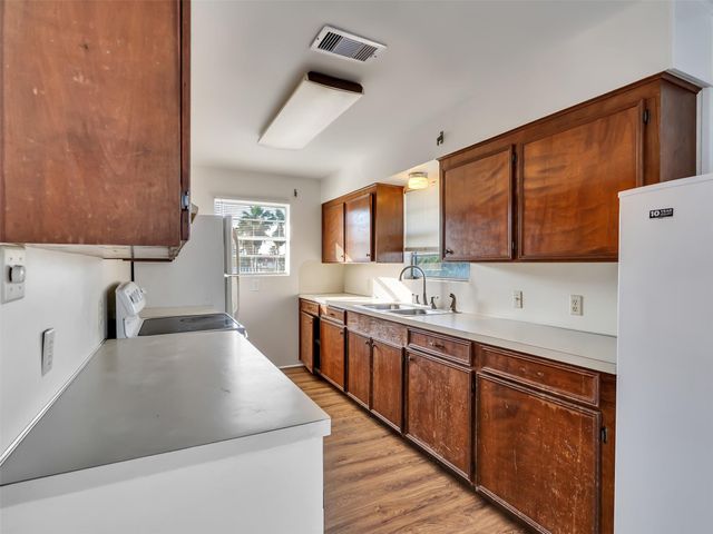 3813 Tradewinds Drive, Galveston, TX 77554