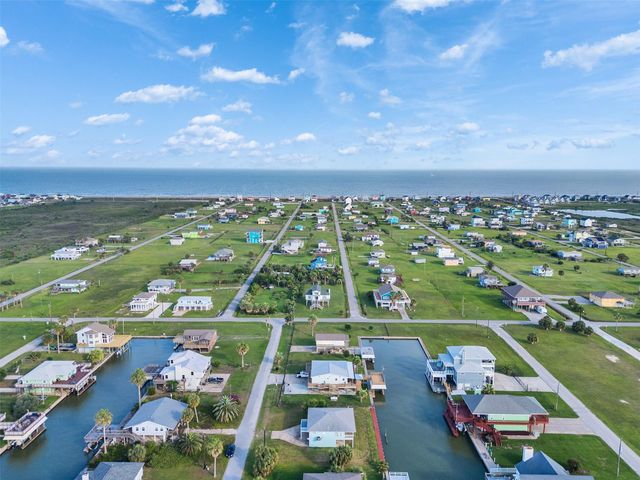 3813 Tradewinds Drive, Galveston, TX 77554