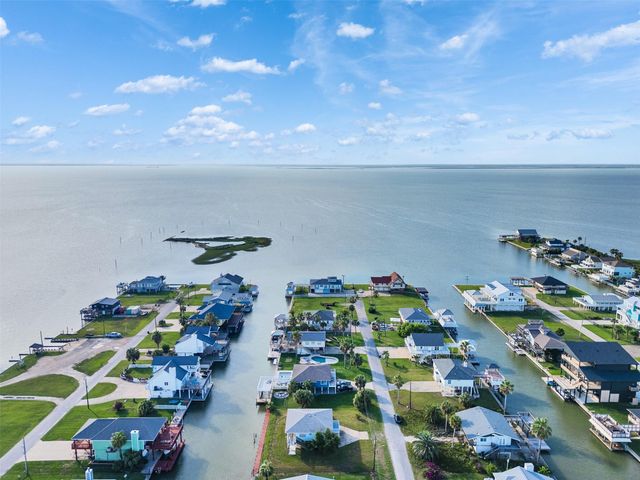 3813 Tradewinds Drive, Galveston, TX 77554