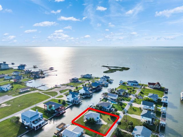 3813 Tradewinds Drive, Galveston, TX 77554