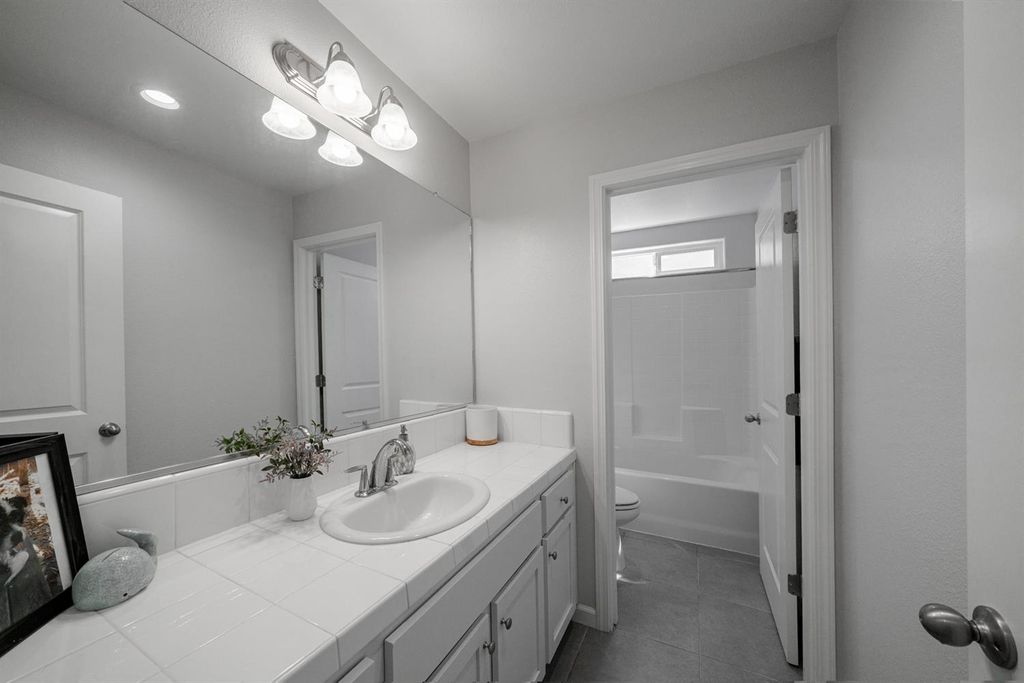 Image 21 of property listing at 989 Moran Road W, Madera, CA 93636