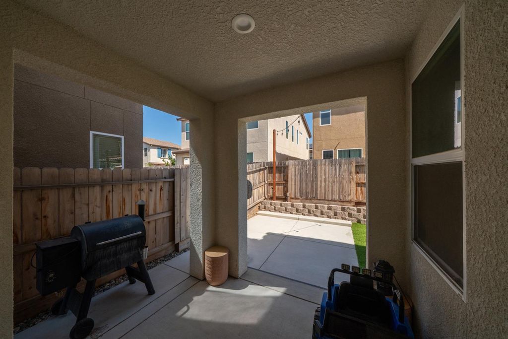 Image 24 of property listing at 989 Moran Road W, Madera, CA 93636