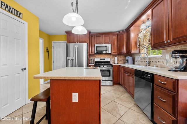 3812 Fieldside Cir, Louisville, KY 40299