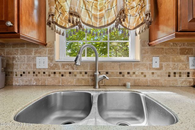 3812 Fieldside Cir, Louisville, KY 40299