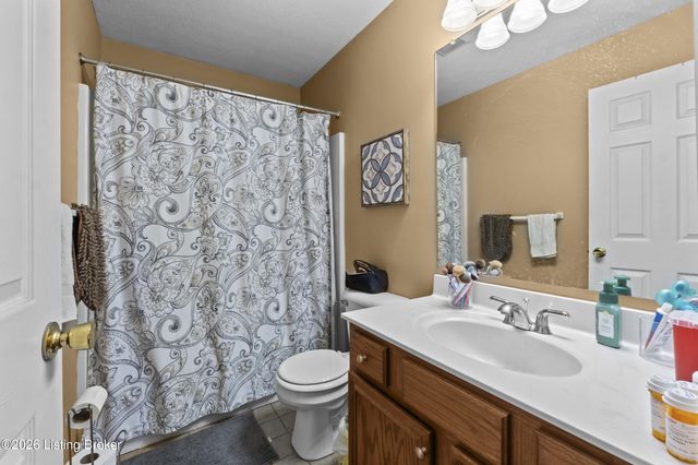 3812 Fieldside Cir, Louisville, KY 40299
