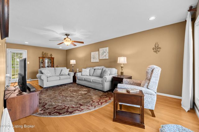 3812 Fieldside Cir, Louisville, KY 40299