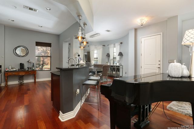 215 Center St Apt 109, San Antonio, TX 78202