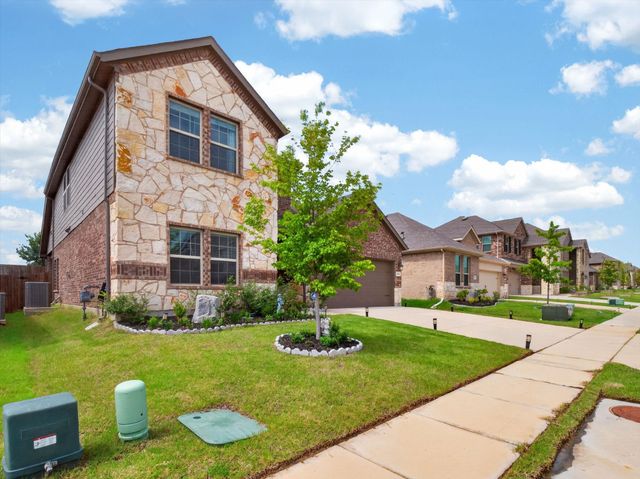 10616 Breezeway Drive, Aubrey, TX 76227
